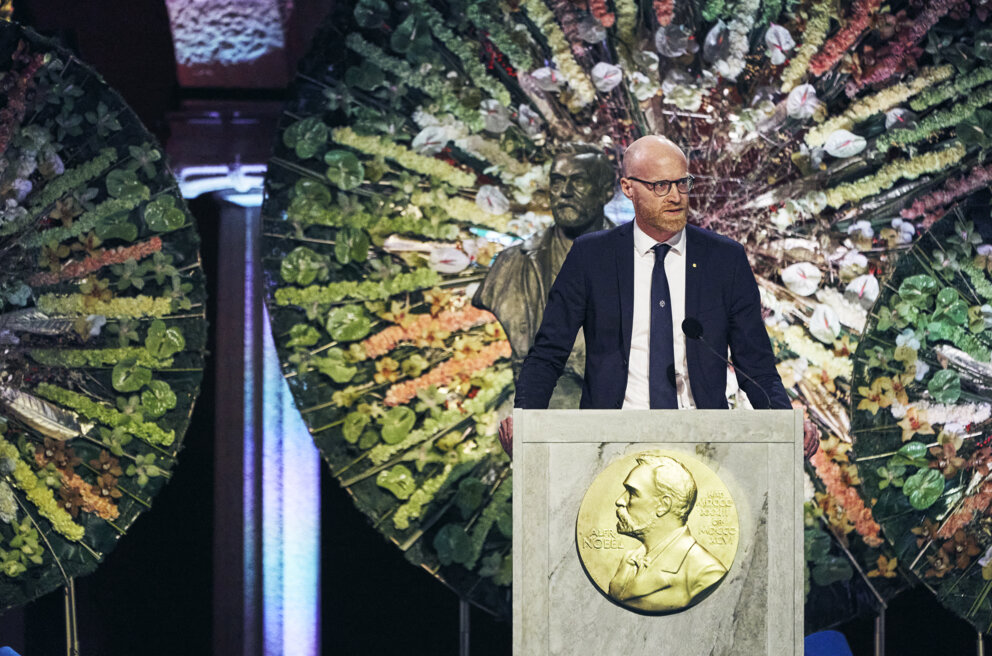 Professor Peter Fredriksson delivering the presentation speech
