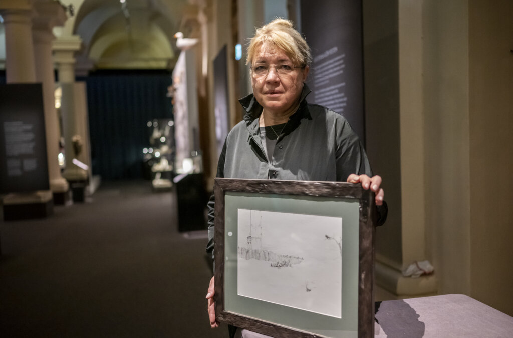 s Elena Zhemkova, a representative from Memorial, with the museum object Memorial donated to the Nobel Prize Museum. 