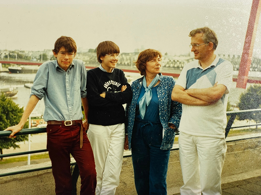 Photo of Imbens and his father, mother and brother