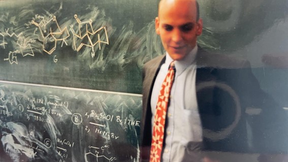 Photo of Benjamin List in front of a blackboard